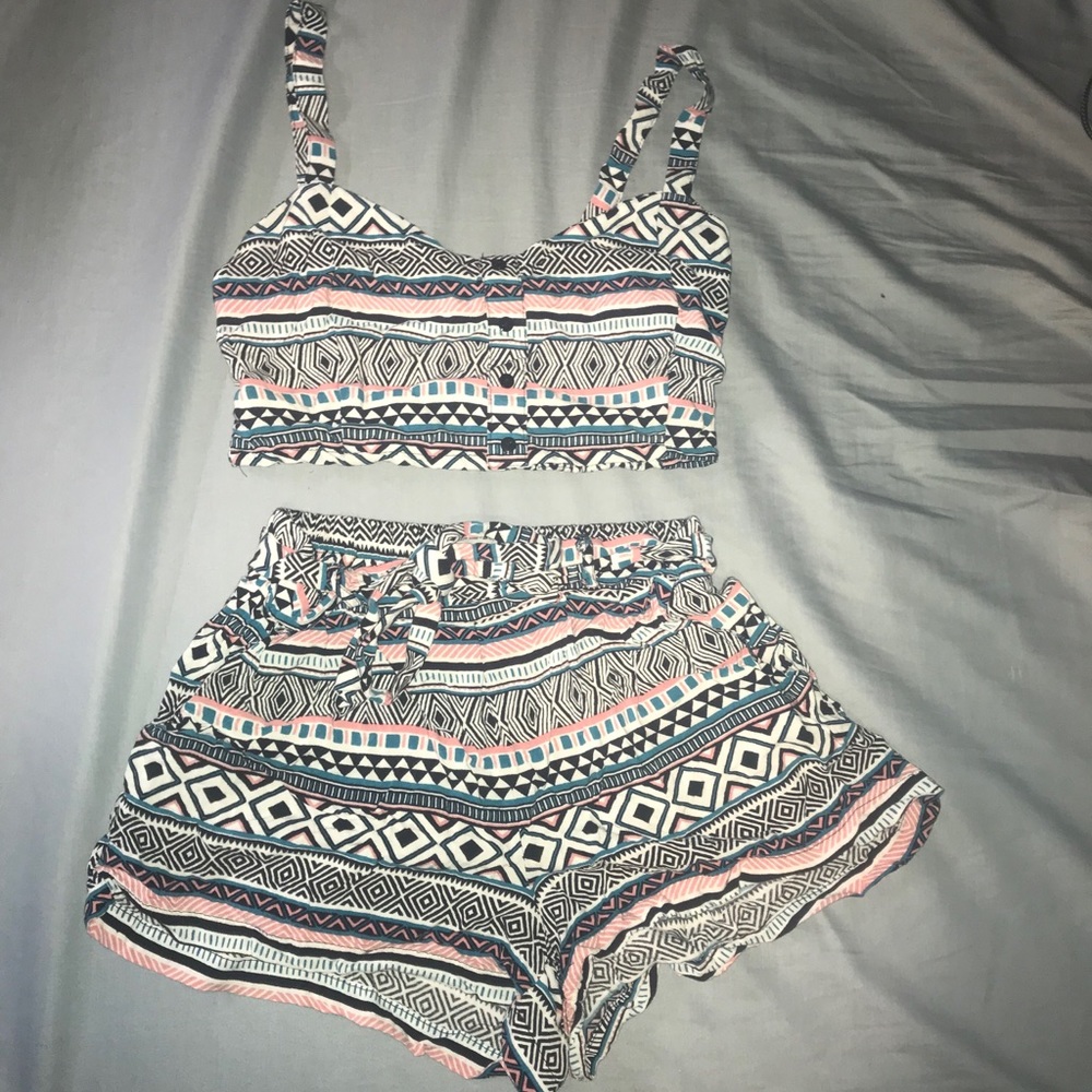 Multi patterned crop top and shorts (set)